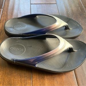 SOLD: OOFOS OOlala Women's Sandal Thong Flip Flops, black and silver,  Size 9